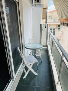 兹拉马Soners Dream Apartment的小阳台上配有桌椅。
