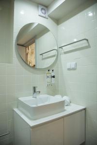 波尔图TOP Porto的白色的浴室设有水槽和镜子