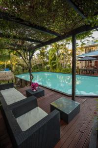 阿皮亚萨摩亚奥特日吉儿酒店的一个带椅子的庭院和一个游泳池