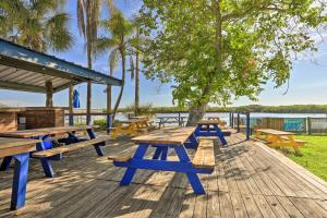 拉斯金Coastal-Zen Ruskin Retreat Less Than 1 Mi to Beach!的木甲板上的一组野餐桌