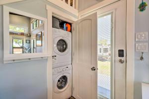 奥斯汀Upscale Tiny Home - Boho-Chic Austin Getaway!的洗衣房配有洗衣机和烘干机