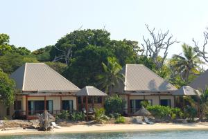 玛娜岛玛那岛Spa度假酒店-斐济的海边一排房子