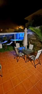 拉奥罗塔瓦La Casa de Lucy & Karin的庭院配有桌椅和遮阳伞。