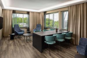 图尔库图尔库滨海皇宫丽笙布鲁酒店的一间设有蓝色椅子和桌子的等候室