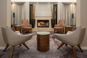贝尔维尤西雅图贝尔维莱德蒙德万怡酒店的一间设有椅子和壁炉的等候室