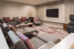 贝尔维尤西雅图贝尔维莱德蒙德万怡酒店的带沙发和平面电视的客厅