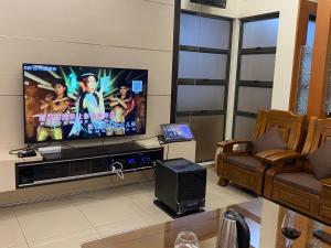 峇六拜20PAX 4BR Villa with Kids Swimming Pool, KTV, Pool Table n BBQ near SPICE Arena Penang的客厅配有大电视和沙发