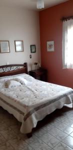里梅拉Chácara Tâmonamió - Casa de campo completa para sua família - WIFI fibra的卧室配有红色墙壁内的一张床