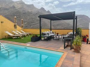 阿格特Los Veroles的庭院设有带椅子和天篷的游泳池
