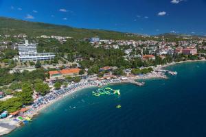 德拉马利Apartments by the sea Dramalj, Crikvenica - 5522的一群人从空中欣赏海滩