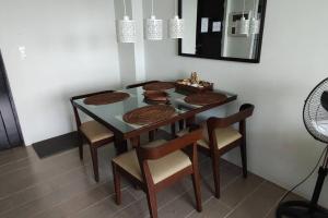 长滩岛QUIET HOME with private beach的餐桌、椅子和镜子