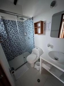 莱瓦镇Hotel El Embrujo的带淋浴、卫生间和盥洗盆的浴室