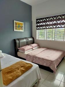 丹那拉打Muslim Boutique Apartment with Balcony的一间卧室设有两张床和窗户。