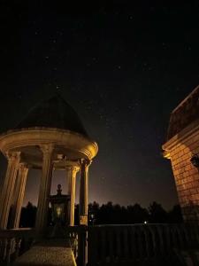 Fengli谷築石苑的享有星空凉亭的夜景