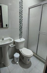 科韦尼亚斯Cabaña la Isla-Coveñas的浴室配有卫生间、盥洗盆和淋浴。