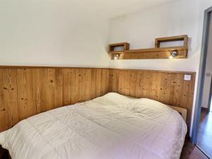 谷雪维尔Appartement La Tania, 2 pièces, 6 personnes - FR-1-182A-7的一间卧室配有一张木墙床