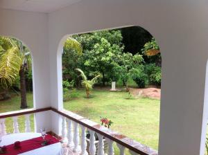 拉迪格岛丹卡佐自助式度假屋的客房设有可欣赏庭院景色的阳台。