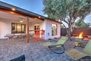斯科茨Quiet Luxury Estate w/ Heated Pool: Scottsdale的庭院配有桌椅和壁炉