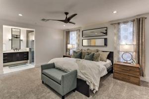 斯科茨Quiet Luxury Estate w/ Heated Pool: Scottsdale的一间卧室配有一张床、一把椅子和吊扇