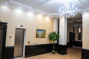 阿斯塔纳Belon Lux Hotel的大堂设有吊灯和植物