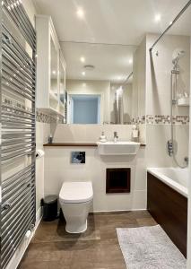 科尔切斯特My Chester Luxury Home的浴室配有卫生间、盥洗盆和浴缸。