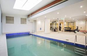 悉尼KULA North Sydney-Napier的游泳池,位于带游泳池的建筑内