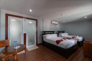 科隆阿维尔湾一号酒店的酒店客房设有两张床和一张桌子。
