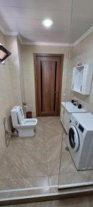 博尔若米ELEANA的一间带卫生间和洗衣机的浴室