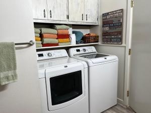 克雷斯韦尔Cheerful 3 Bedroom on a Park 10 Miles from Eugene的小型浴室内的白色洗衣机和烘干机