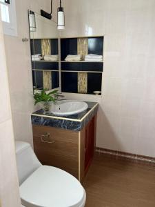 Ban Chak PhaiNew Home Yบ้านเดี่ยวสร้างใหม่ ใกล้ทะเล ใจกลางเมืองระยอง的一间带水槽、卫生间和镜子的浴室