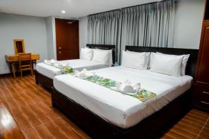 科隆阿维尔湾一号酒店的两张位于酒店客房的床,配有毛巾