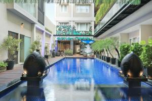 库塔欧哈纳库塔酒店的一座建筑物中央的游泳池