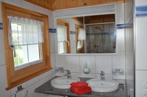 EbnatBnB-Blomberg的浴室设有2个水槽和镜子