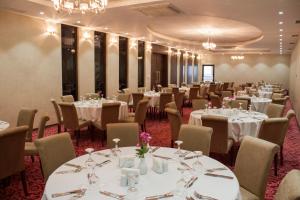 伯萨果茹克勒奥茹科Spa酒店的用餐室配有桌椅和白色的桌布
