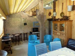 Le Studio d'Eugénie的一间配备有蓝色椅子和桌子的用餐室