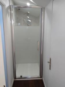 波尔多studio cocoon BORDEAUX Chartrons/ Jardin Public的浴室里设有玻璃门淋浴