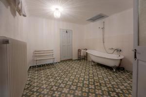 锡吉什瓦拉Casa La Strada的带浴缸的浴室和瓷砖地板。