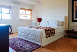 San Jose de BuenavistaRedDoorz @ Joyce Palace Antique的卧室配有一张白色大床