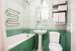 切尔诺夫策布科维纳酒店的浴室配有卫生间、盥洗盆和浴缸。