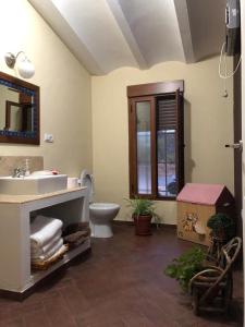 韦斯卡尔Vivienda Rural Embalse San Clemente的一间带水槽、卫生间和镜子的浴室