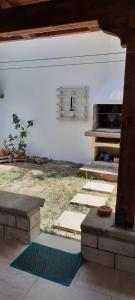托里德欧索Casa Poesia的一个带烧烤架、桌子和地毯的庭院