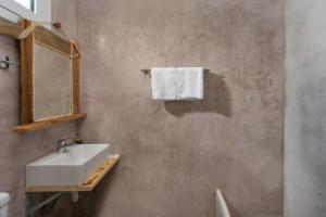 罗德镇Christos studios and family apartments的一间带水槽和镜子的浴室