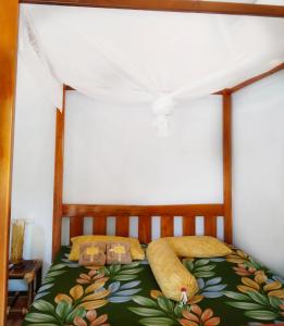 武吉拉旺Sumatra Orangutan Discovery Villa的一间卧室,床上有花纹