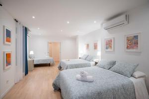 马德里Room Plaza España的一间带两张床的卧室和一间带两张床的房间