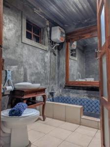 日惹VILLA OPA DOEL YOGYAKARTA的一间带卫生间和水槽的浴室