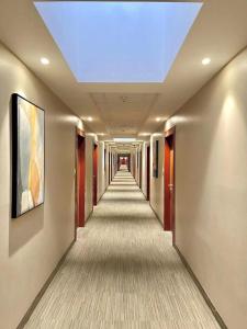 布达佩斯银河酒店的长长的走廊,天花板上设有天窗