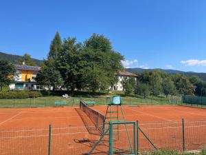 阿夏戈Agriturismo Lambra La Casa Del Sol的网球场上的网球网