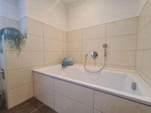 特赖斯-卡尔登Ferienwohnung Zilliken的带浴缸和电话的白色浴室