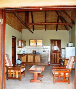 Miramar海湾景致山林小屋的一间厨房,内设木桌和椅子