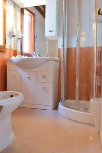 泰拉奇纳阿夸桑塔酒店的带淋浴、盥洗盆和卫生间的浴室